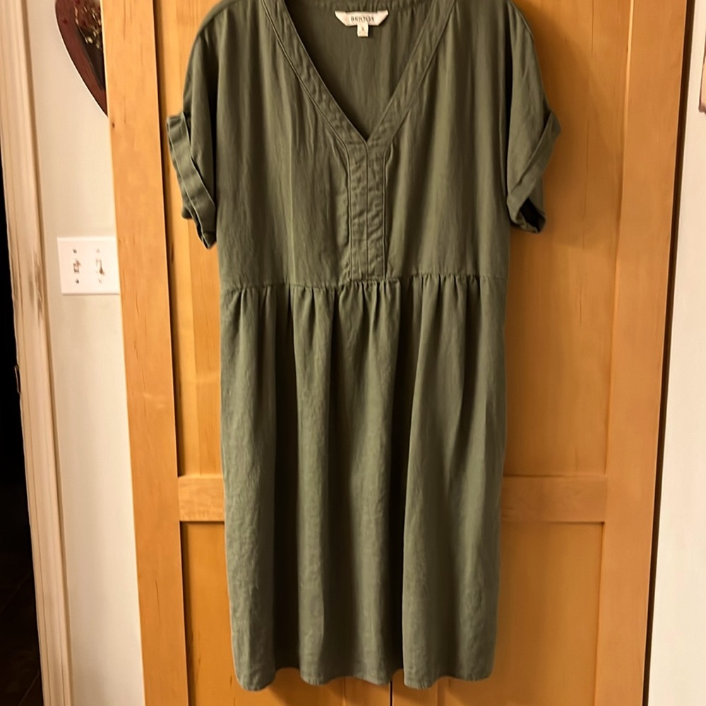 Women’s short sleeve V-neck linen dress, made by Briggs.  Size M